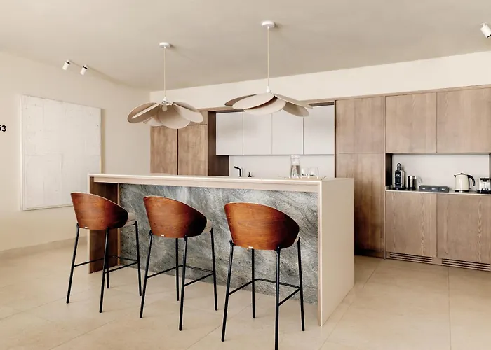 Anfitrion & فيلة